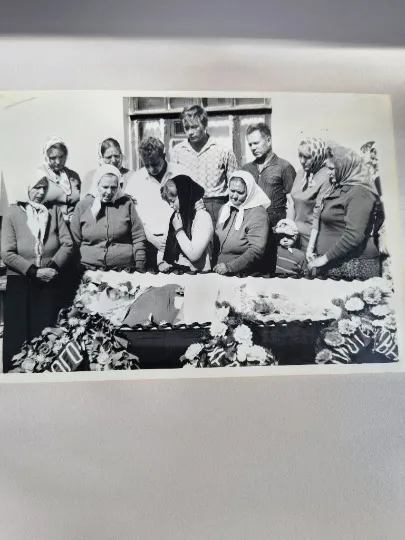 Рік фото невідомий. Однак, навколо труни стоять найрідніші жінки померлої.