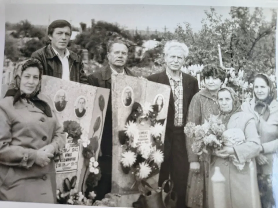 Фото датоване 1986 роком. Старий цвинтар у Камброді