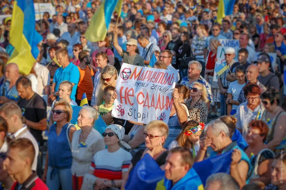 Проукраїнська акція в Маріуполі на площі Свободи / Facebook-сторінка Євгена Сосновського
