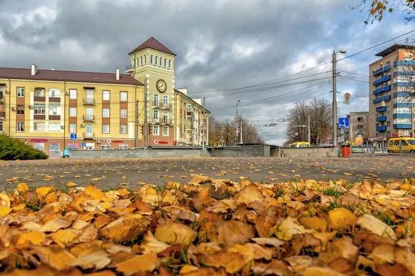 Знаменитий будинок з годинником в Маріуполі / Facebook-сторінка Євгена Сосновського
