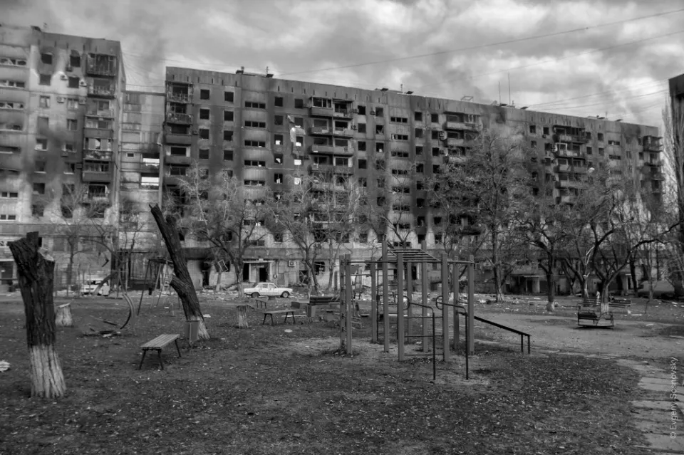 Спалені багатоповерхівки Маріуполя на проспекті Металургів / Facebook-сторінка Євгена Сосновського