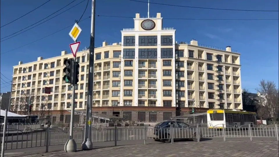 Зведена росіянами споруда, розташована на місці відомого Будинку з годинником