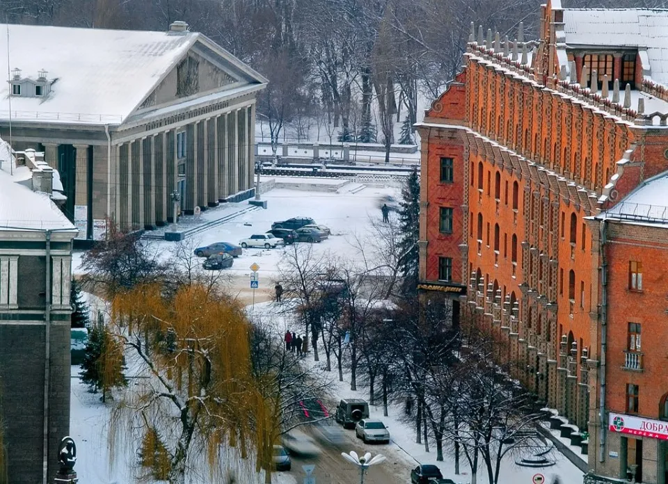 Готель «Україна» та БК Залізничників у Луганську. 2007 рік. Фото: Ю. Кішко