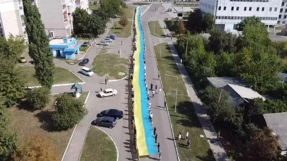 Встановлення рекорду в Попасній про найбільший прапор України. Джерело: Facebook Попасна.City