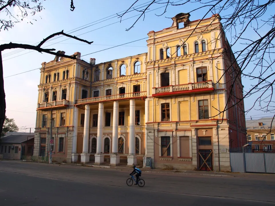 Коли Луганщина будувала своє обличчя: як цегла, водогін і вулиці змінювали долю промислових міст на