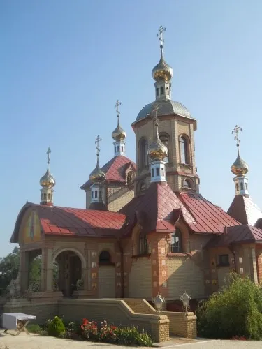 Бурштиновий храм у селі Дмитрівка