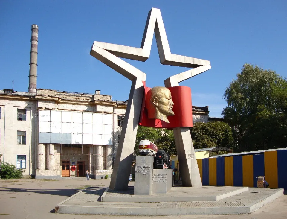ПАТ Луганський тепловозобудівний завод, центральна прохідна, Вікіпедія