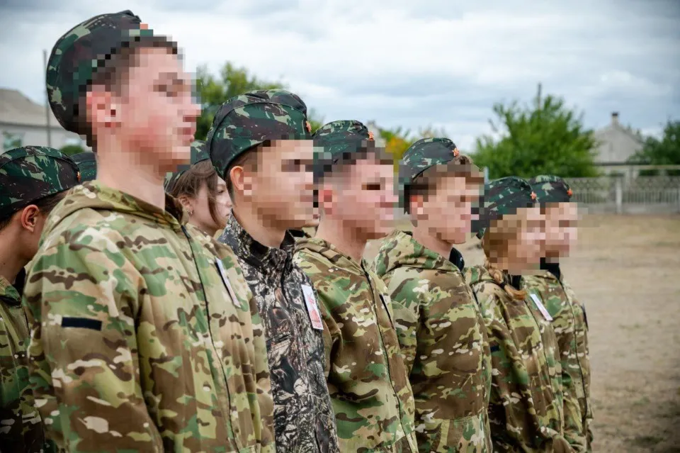 Як школярів на окупованій Луганщині готують до військової служби