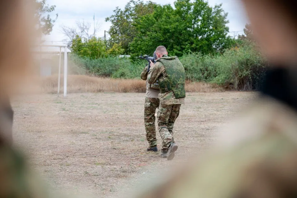Як школярів на окупованій Луганщині готують до військової служби