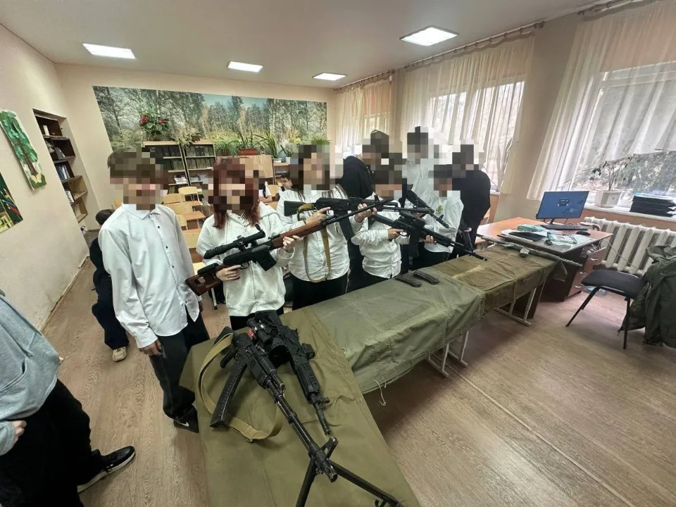 Як школярів на окупованій Луганщині готують до військової служби