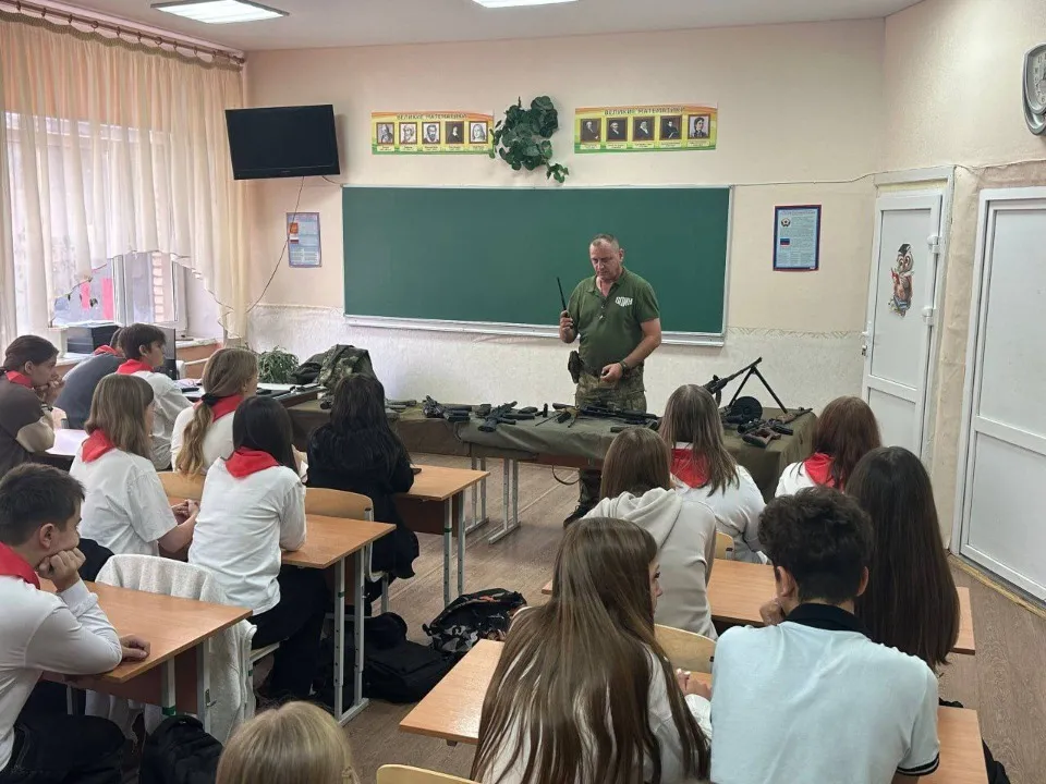 Як школярів на окупованій Луганщині готують до військової служби