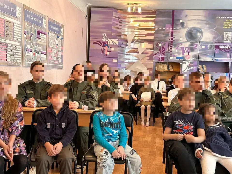 Як школярів на окупованій Луганщині готують до військової служби