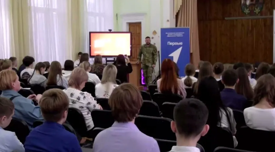 Як школярів на окупованій Луганщині готують до військової служби