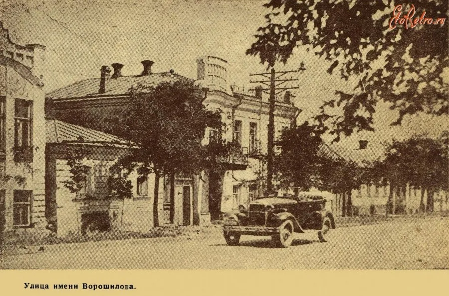 Колись вулиця Ворошиловградська, Дореволюційна назва вулиці – Катеринославська. Нинішня назва – вул.