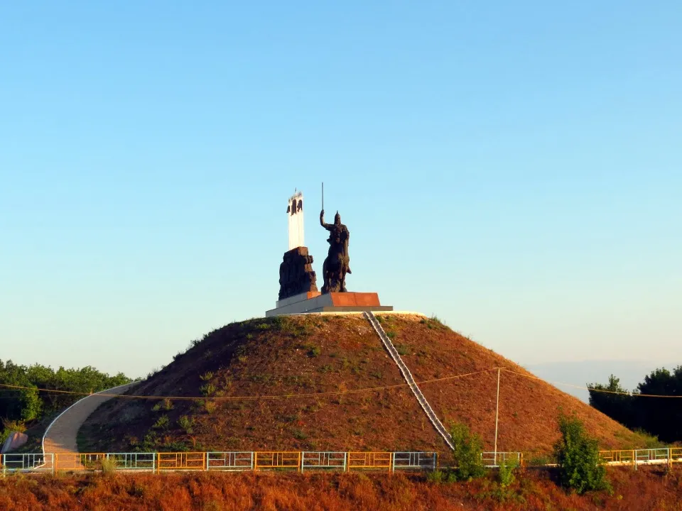 Пам'ятник князю Ігореві, Станиця Луганська, автошлях Луганськ — Красна Талівка. Фото: Вікіпедія