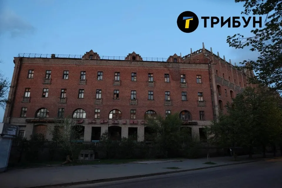 Такий вигляд готель має зараз, в окупації