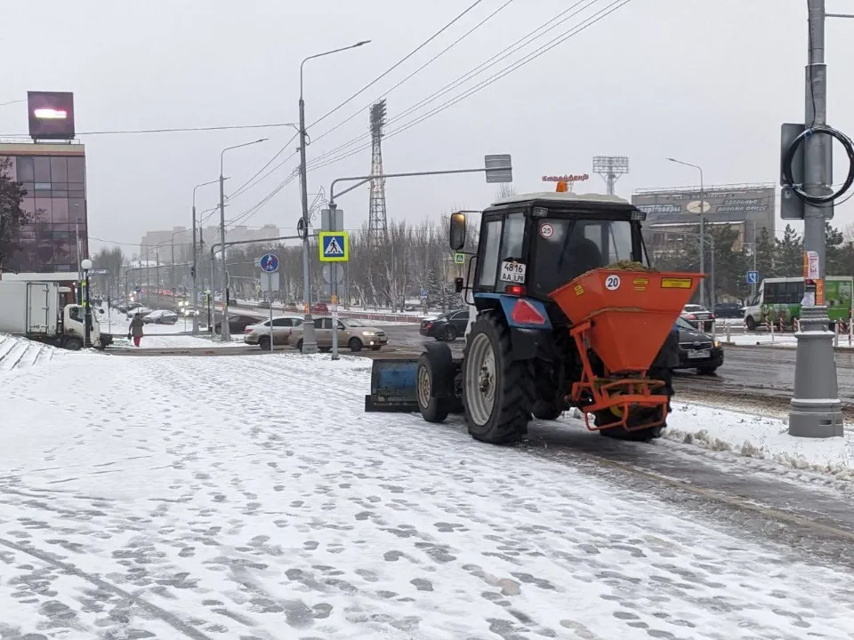 комунальники розчищають сніг луганськ