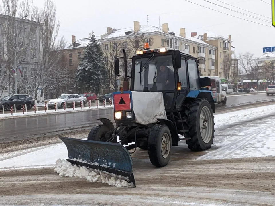 комунальники розчищають сніг луганськ