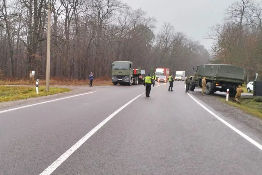 Вантажівка Нацгвардії в’їхала в паркан на Волині