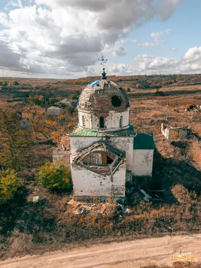 Зруйнована церква у селі Мала́ Комишува́ха. Фото: Володимир Дубров