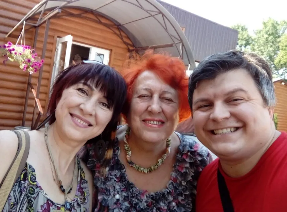 Данило зі своїми мамою та бабусею, бабуся померла цього року у еміграції