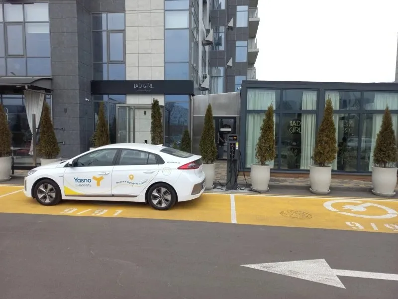 зарядна станція для електромобіля