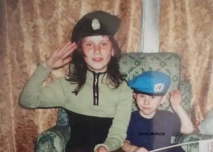 Дробишеве. Поліна та її двоюрідний брат приміряють батькові берети