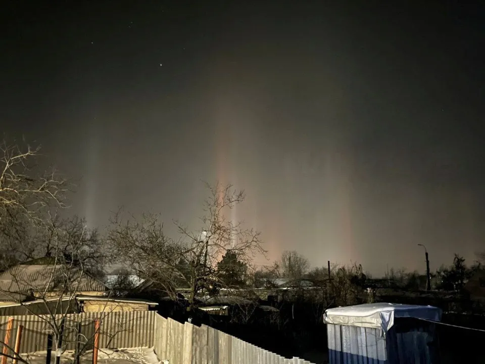 Світлові стовпи в небі побачили на Донбасі