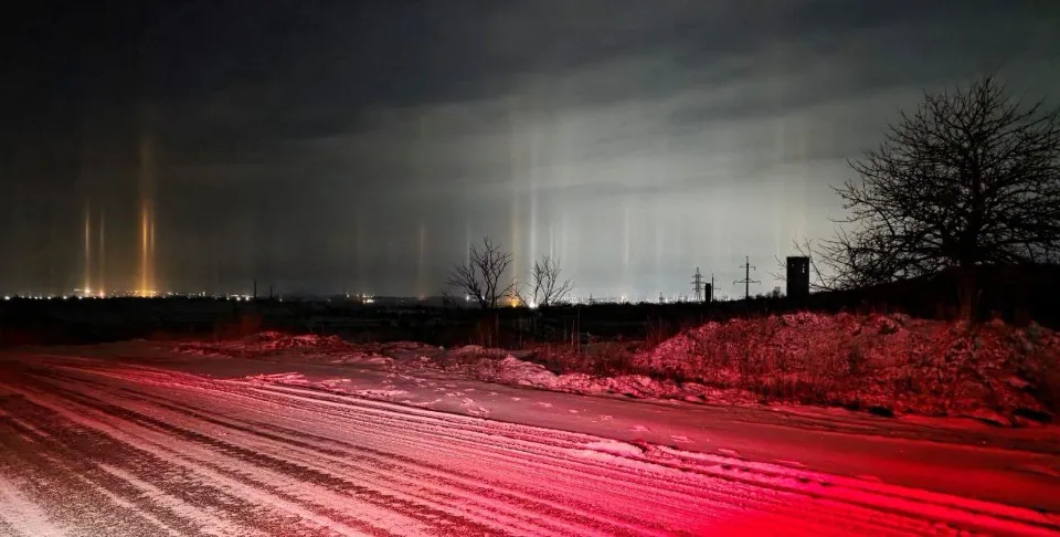 Світлові стовпи в небі побачили на Донбасі
