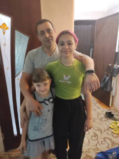 Андрій із доньками