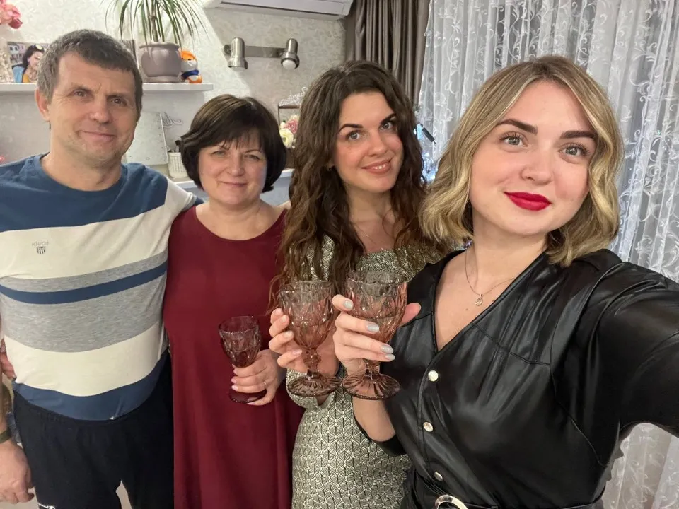 Олександра з батьками і сестрою, ще вдома — зустрічали Новий рік 2022