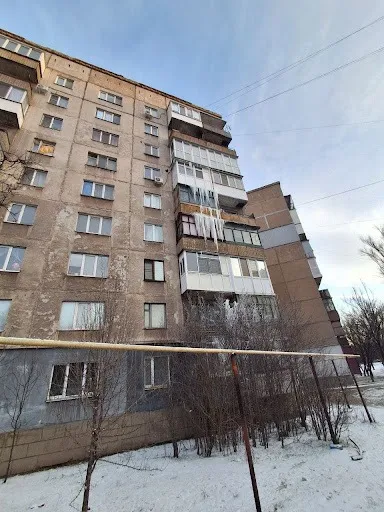 Із балкона тривалий час стікала вода, внаслідок чого утворилися бурульки