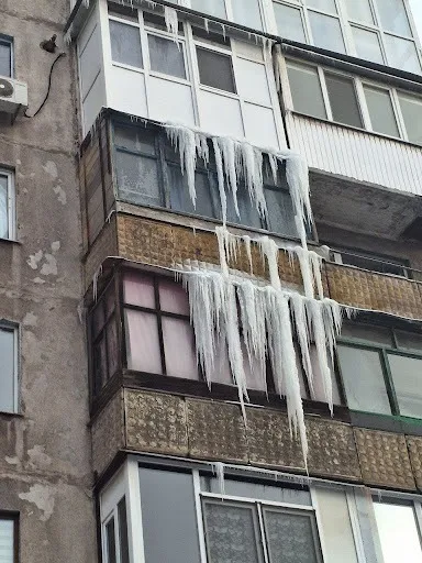 Із балкона тривалий час стікала вода, внаслідок чого утворилися бурульки