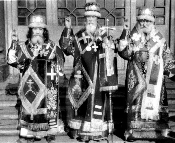 Архієпископ Московський і всієї Русі Іринарх (Парфьонов) (у центрі), єпископ Ярославсько-Костромськи