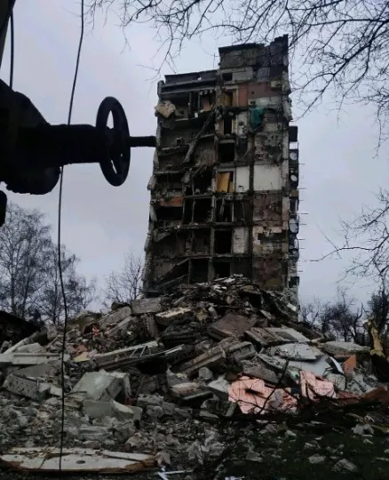Зруйнована багатоповерхівка у Попасній