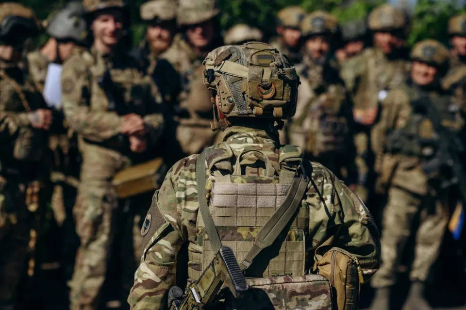 Один з офіцерів батальйону Айдар під час шикування