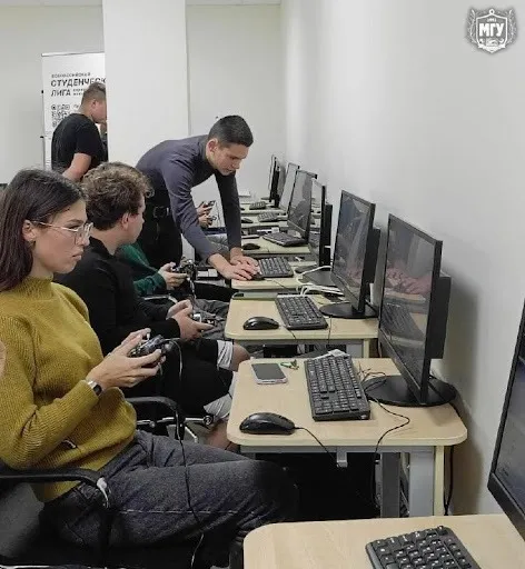 Маріупольських студентів навчають управлінню БПЛА