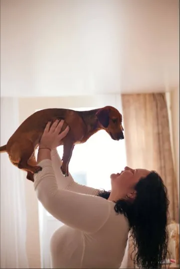 Фотосесія інфлюєнсерки з таксою