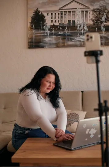 Фотосесія інфлюєнсерки з таксою