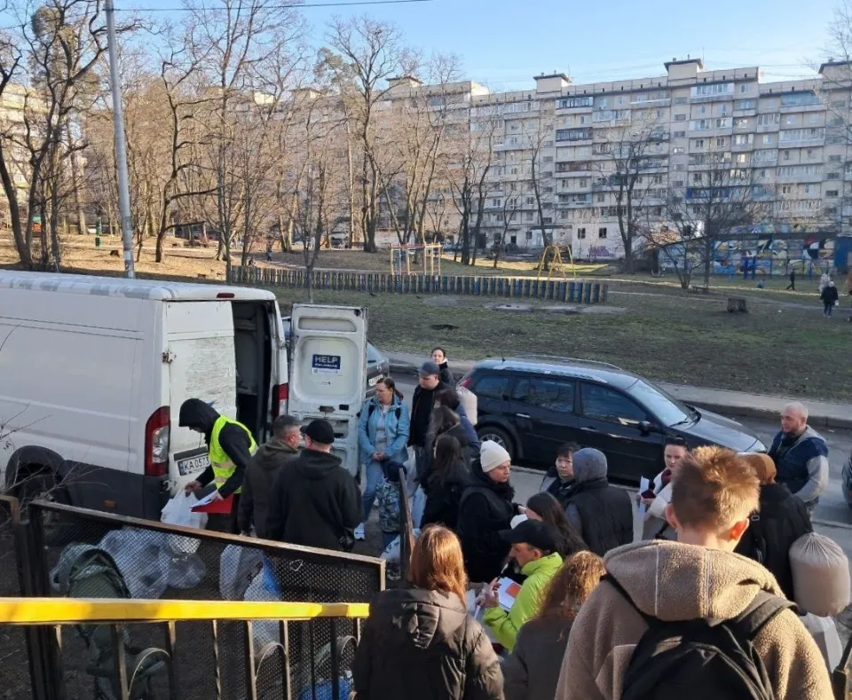 Благодійники передали генератори та гуманітарку переселенцям у Дніпрі та Києві