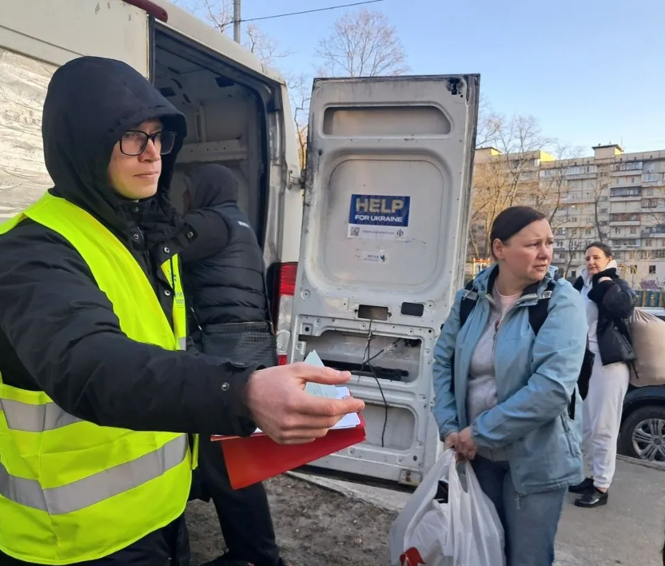 Благодійники передали генератори та гуманітарку переселенцям у Дніпрі та Києві