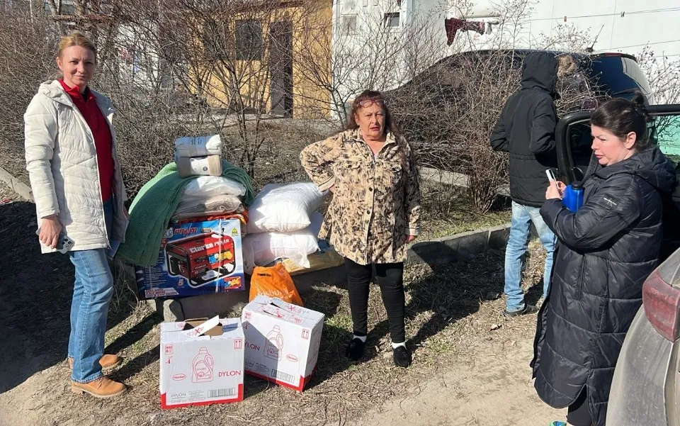 Благодійники передали генератори та гуманітарку переселенцям у Дніпрі та Києві