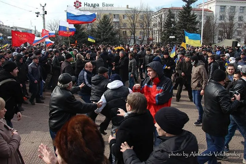 На проукраїнський мітинг на підтримку інтеграції з ЄС напали прихильники “русской весны”