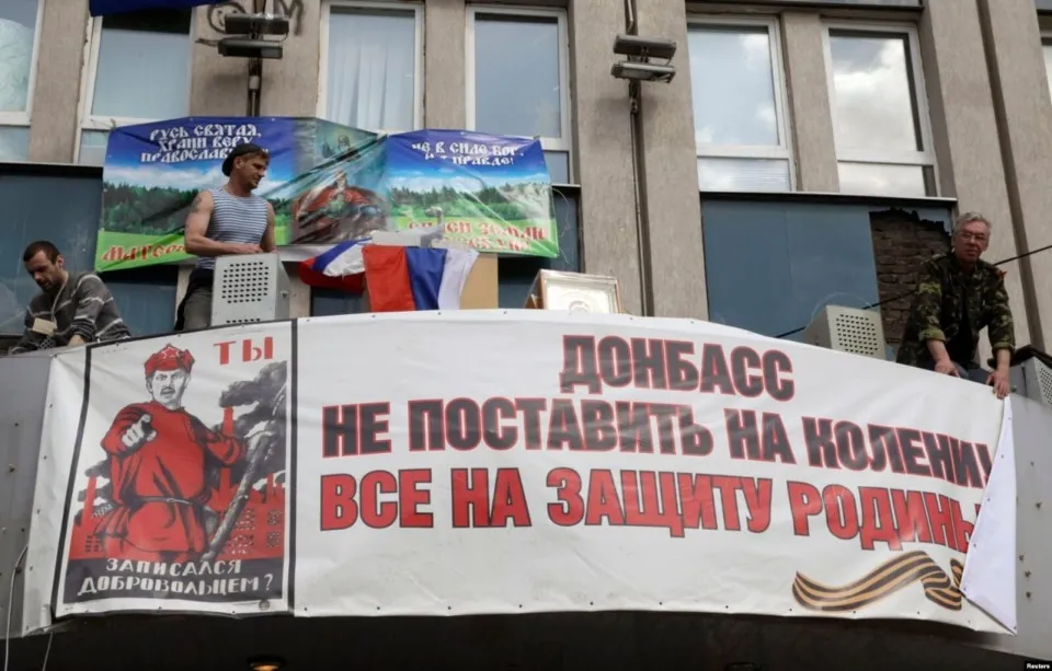 Мітингувальники атакують адміністрацію Луганська в квітні 2014 року
