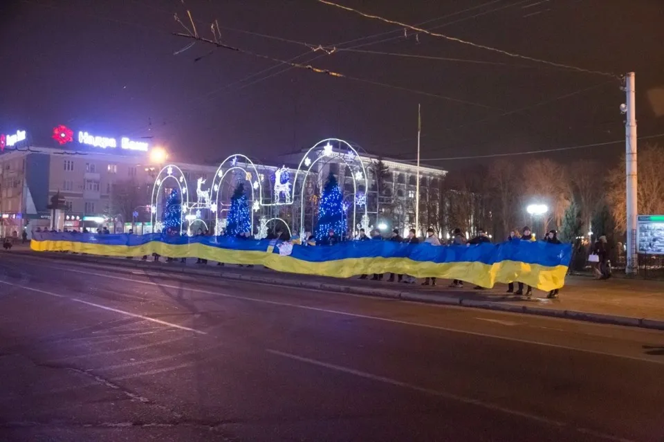 У Луганську під час Народного віче Громадський сектор розгорнув 40-метровий прапор України