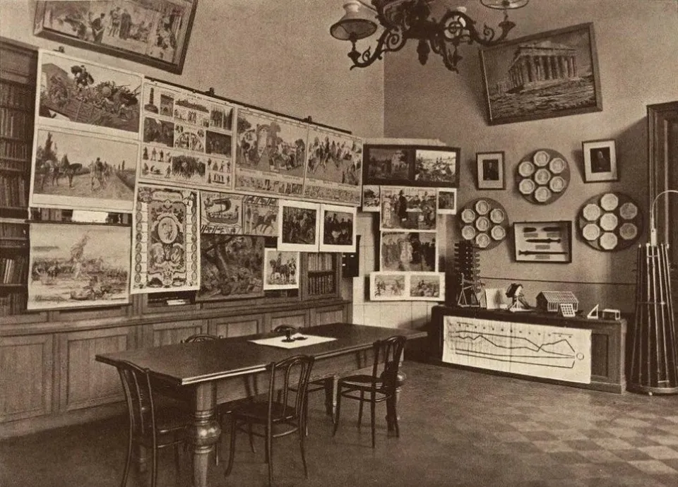 Історичний кабінет Педагогічного музею. Джерело: книга Педагогический музей военно-учебных заведений