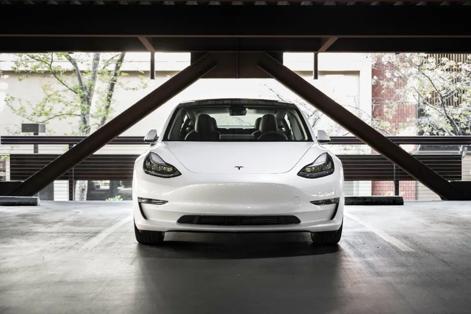 автомобіль Tesla Model 3