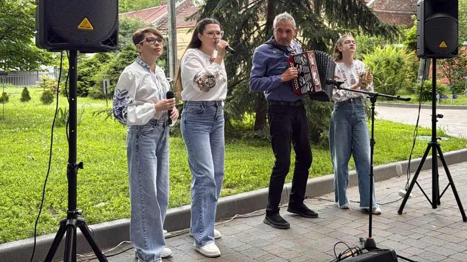 На одній сцені родинним підрядом