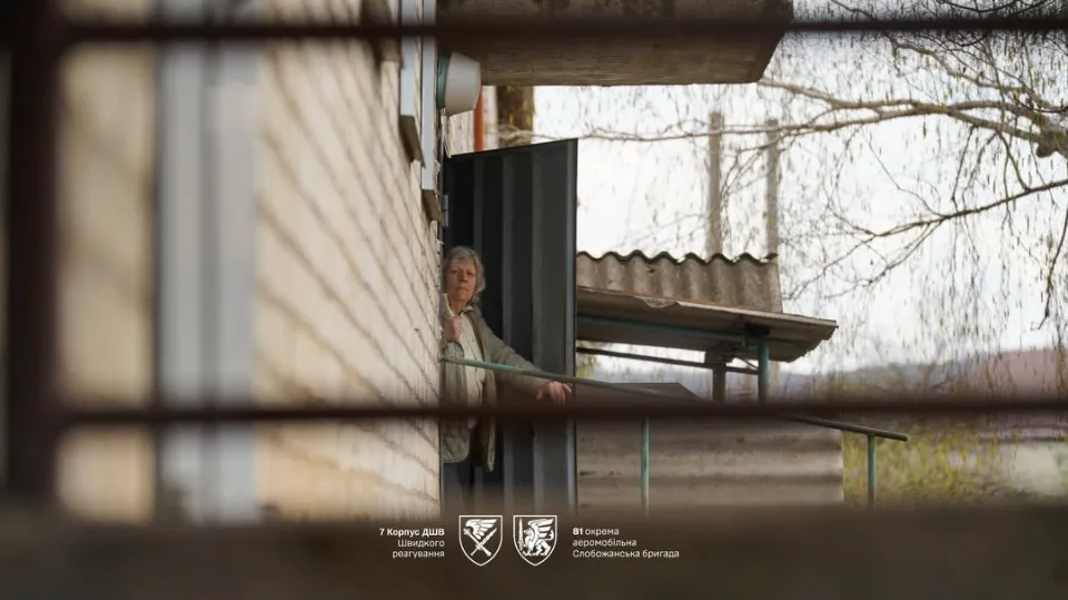 прифронтова Миколаївка, пенсіонерка літня жінка бабуся