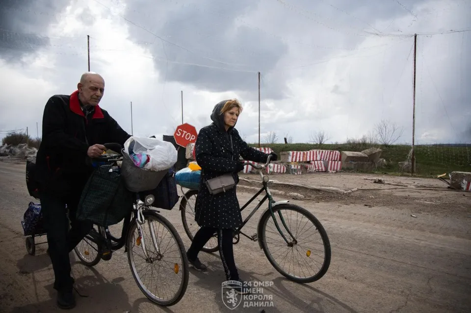 літнє подружжя рятується з Костянтинівки на велосипедах